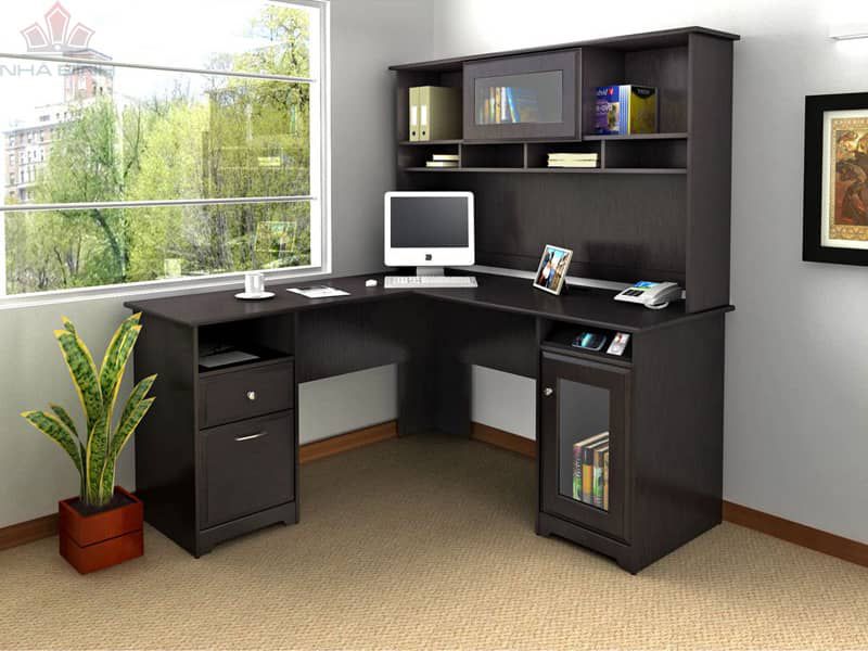 Bàn làm việc chữ L giải pháp hoàn hảo cho góc làm việc nhỏ gọn nhưng đầy đủ chức năng.