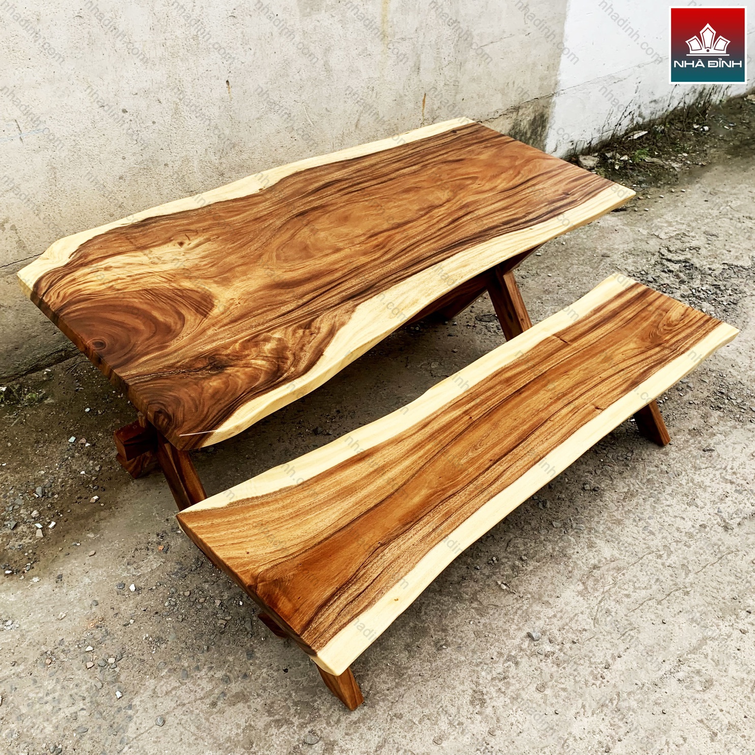 Bàn ăn gỗ Me Tây nguyên khối