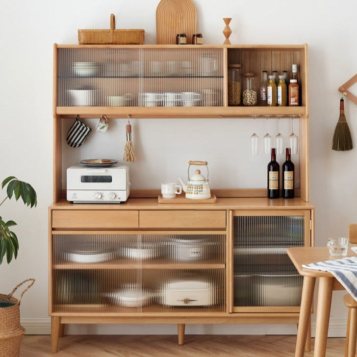 Tủ bếp gỗ sồi (Oak) màu vàng nhạt kết hợp với ốp tường xanh dương mang lại không gian bếp sự độc đáo, sang trọng và phá cách