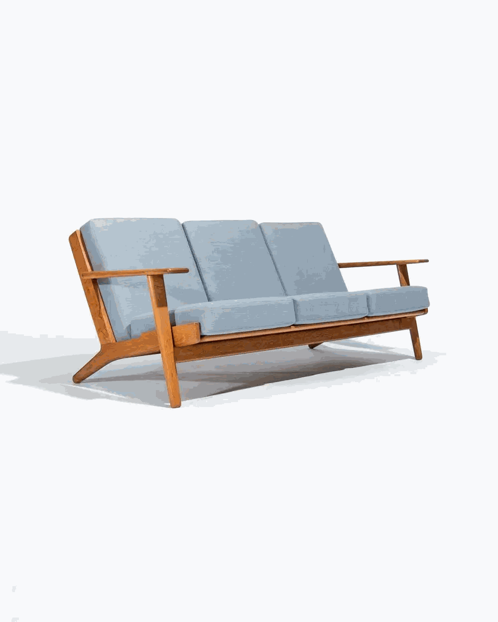 Với thiết kế sang trọng, độc đáo và hiện đại từ chất liệu gỗ Sồi tự nhiên, sản phẩm này thể hiện sự trau chuốt, tỉ mỉ qua từng chi tiết 