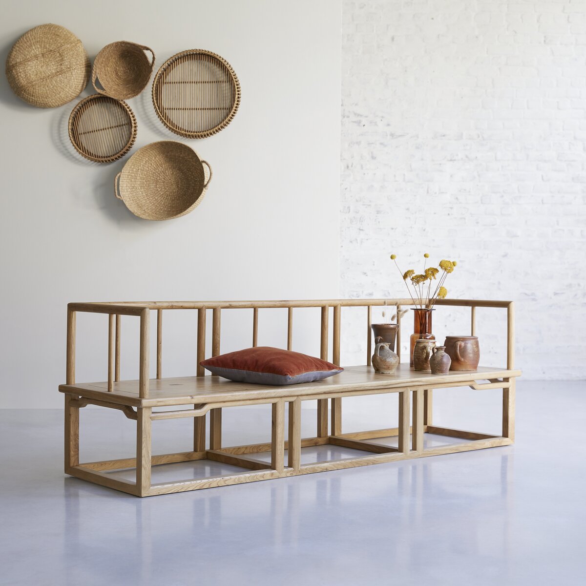 Bên cạnh chất liệu gỗ Sồi tự nhiên cùng lớp da được phủ lên đầy độc đáo, tone màu gỗ óc chó cũng giúp cho sản phẩm trông đẹp mắt và sang trọng hơn