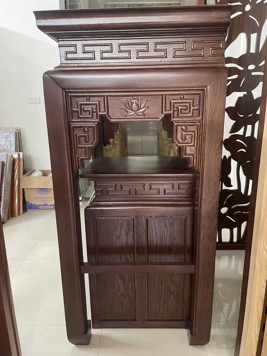 Bàn thờ treo tường gỗ Sồi với thiết kế ấn tượng mang đến sự ấm cúng và gần gũi cho không gian