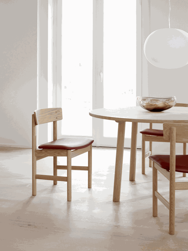 Ghế gỗ Sồi (Oak) với màu sắc trang nhã cùng đường vân thẳng đẹp