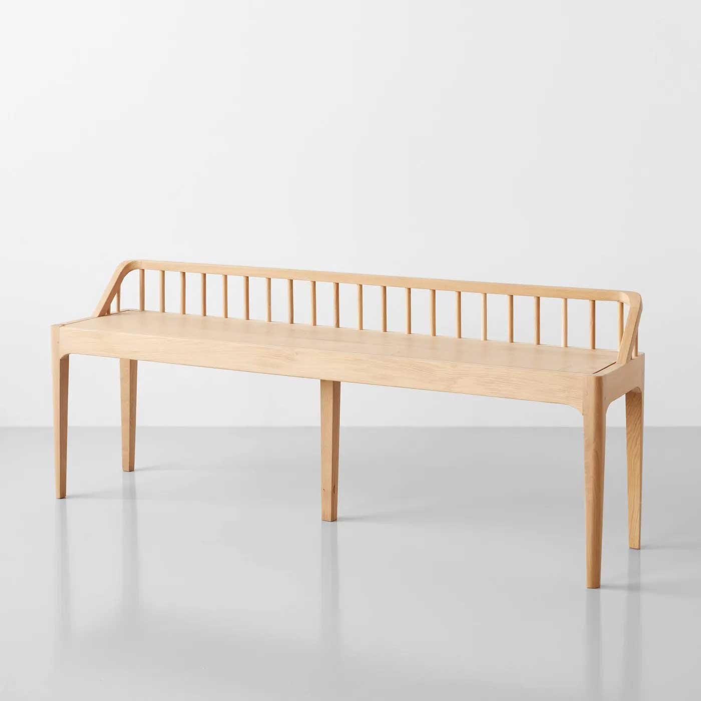 Những chiếc ghế sồi với thiết kế độc đáo, phần viền uốn lượn hứa hẹn sẽ trở thành mẫu sản phẩm tạo nên cơn sốt trên thị trường nội thất trong thời gian tới