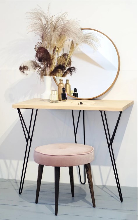 Bàn trang điểm gỗ Sồi (Oak) với kích thước “khiêm tốn”, phù hợp với những gia đình chật hẹp