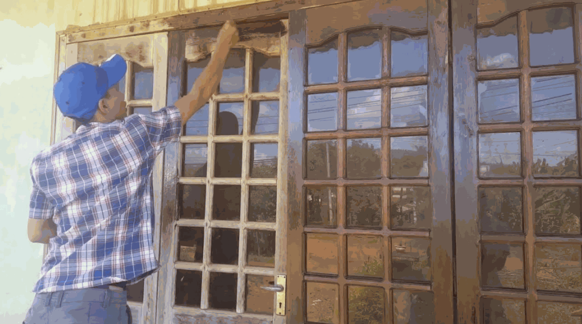 Dịch Vụ Sơn Lại Cửa Gỗ